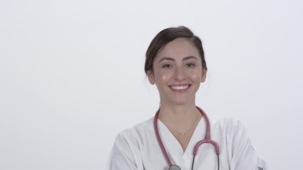 西班牙裔医护人员在白人背景下笑着 — 图库视频影像