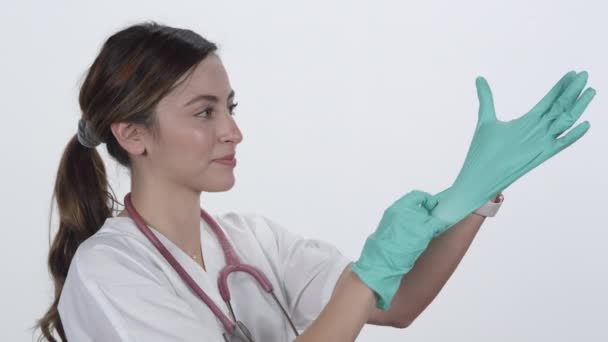 护士笑着把她绑在橡胶手套上 用食指尖着是个笑话 — 图库视频影像