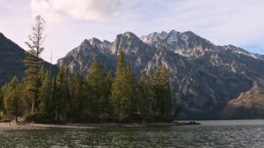 Jenny Lake 'in Grand Tetons' daki manzarası Wyoming 'deki karlı dağlara bakıyor..