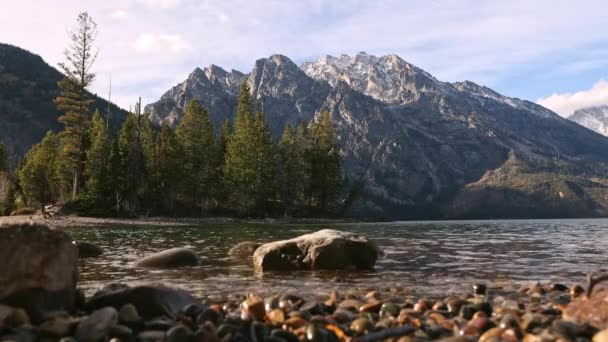 Wyoming Deki Çöküş Sırasında Jenny Gölü Ndeki Kayalık Bankadan Görüntü — Stok video
