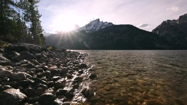 Water Beweegt Slow Motion Jenny Lake Als Zon Ondergaat Achter — Stockvideo