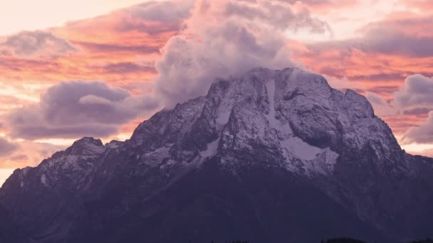 在怀俄明州日落时分 云彩在大潮中掠过莫兰山 — 图库视频影像