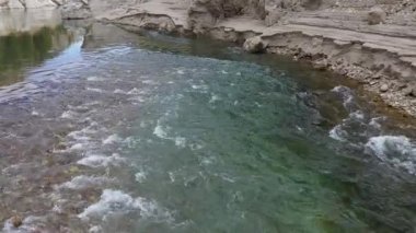 Kıyı şeridi boyunca Yılan Nehri 'nin üzerinden yavaşça gökyüzüne doğru uçuyor..