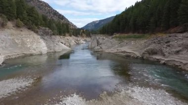 Jackson Kanyonu 'nda bulutlu bir günde Wyoming' den Yılan Nehri 'ne uçmak.