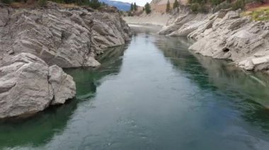 Alpine Wyoming yakınlarındaki Yılan Nehri 'nin üzerinden Jackson Kanyonu' na uçuyor..