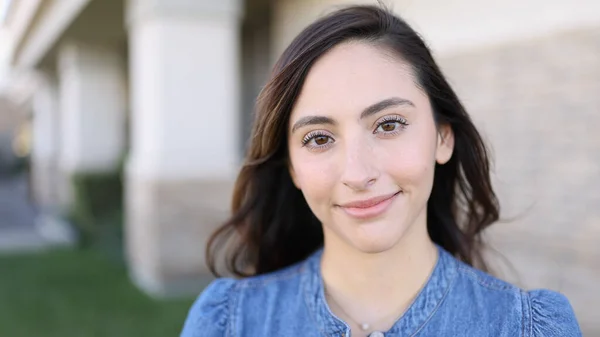 Kadın doktor kollarını kıvırıp gülümserken beyaz arka planda onlara doğru ilerliyor..