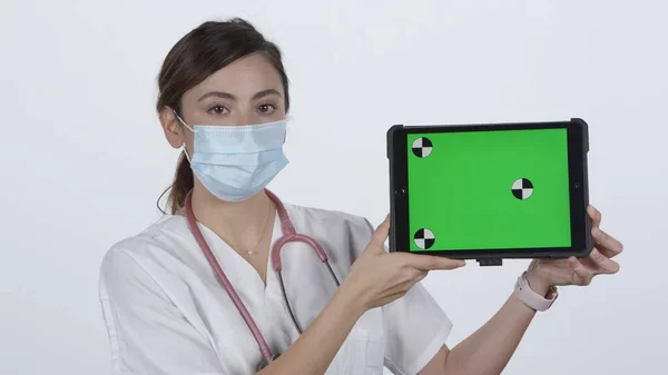 Médico Feminino Girando Dobrando Braços Enquanto Sorrindo Movendo Direção Eles — Fotografia de Stock