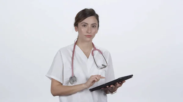 Médico Feminino Girando Dobrando Braços Enquanto Sorrindo Movendo Direção Eles — Fotografia de Stock