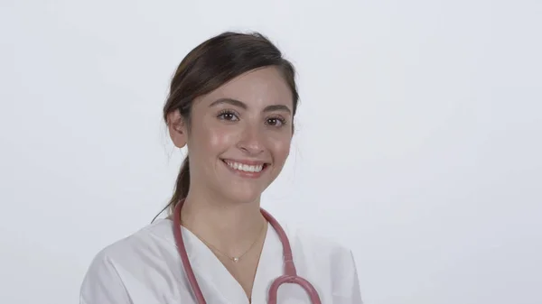 Жінка Лікар Повертає Складає Руки Посміхаючись Рухаючись Білому Тлі — стокове фото