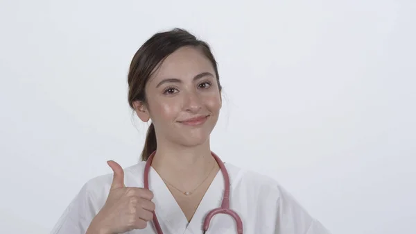Nainen Lääkäri Kääntämällä Taitto Aseita Hymyillen Liikkuvat Heitä Kohti Valkoisella — kuvapankkivalokuva