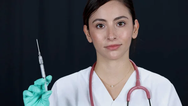 Ärztin Dreht Und Faltet Die Arme Während Sie Auf Weißem lizenzfreie Stockbilder