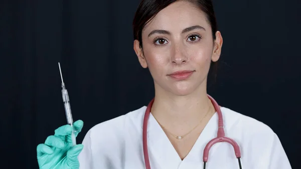 Médico Femenino Girando Brazos Plegables Mientras Sonríe Moviéndose Hacia Ellos Imágenes De Stock Sin Royalties Gratis