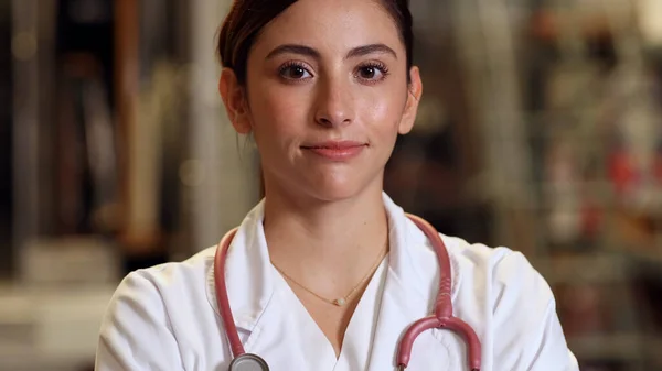 Médico Femenino Girando Brazos Plegables Mientras Sonríe Moviéndose Hacia Ellos Imagen de stock