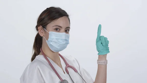 Médico Femenino Girando Brazos Plegables Mientras Sonríe Moviéndose Hacia Ellos Imagen de archivo