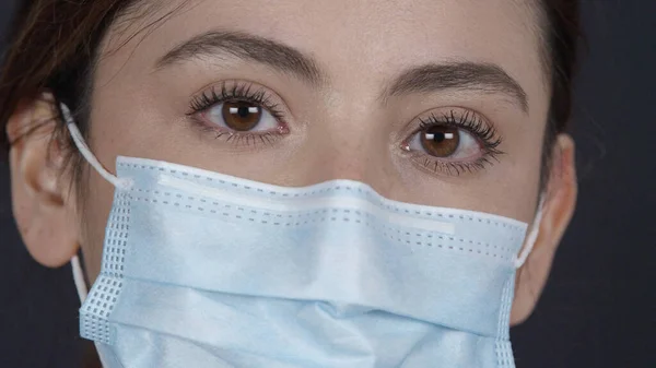 Médico Feminino Girando Dobrando Braços Enquanto Sorrindo Movendo Direção Eles Fotos De Bancos De Imagens Sem Royalties