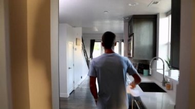 Koşu yaptıktan sonra terini yüzünden silen adamı evin içinde takip etmek..