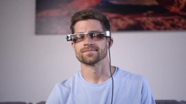3D gözlüklü bir adam 3D grafiklerin eklenebileceği yerlere gülümsüyor..