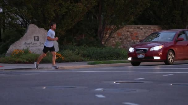 Muž Jogging Přes Provoz Přechodu Městě Soumraku Salt Lake City — Stock video