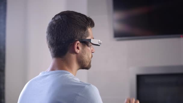 Hombre Con Gafas Haciendo Clic Deslizando Aire Donde Pueden Insertar — Vídeos de Stock