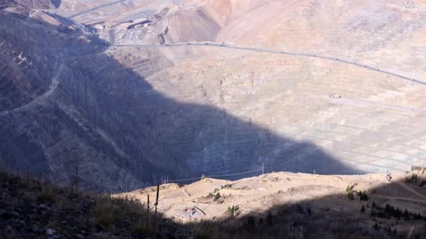 从俯瞰矿坑的角度俯瞰Kennecott铜矿 — 图库视频影像