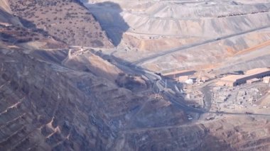 Bingham Bakır madenini tarıyorum Utah 'taki dev çukurdaki binaları izliyorum..