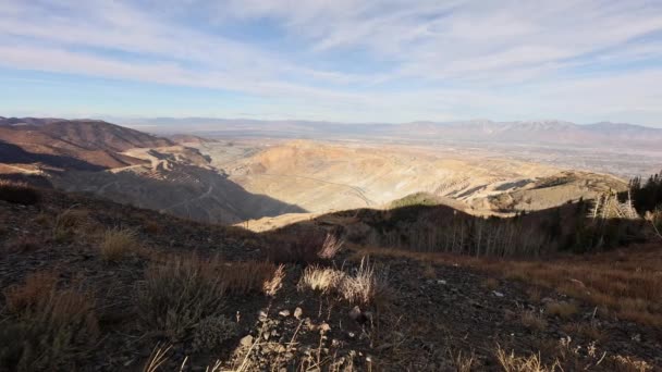 阳光明媚的下午 俯瞰盐湖城谷地的宾汉姆峡谷铜矿全景 — 图库视频影像