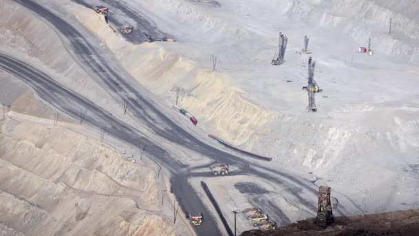 在犹他州Kennecott Bingham铜矿开车的大型卡车 — 图库视频影像