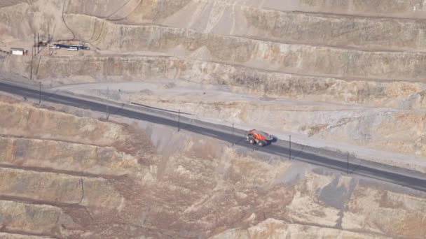 犹他州Kennecott Bingham铜矿的大型垃圾车驶过铜矿 — 图库视频影像