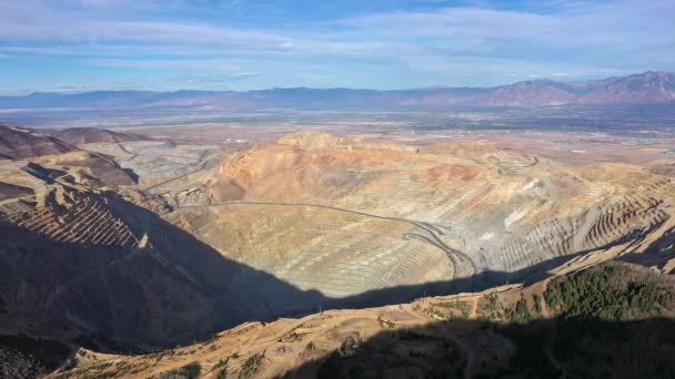 犹他州Kennecott Bingham Canyon铜矿的空中景观 阳光普照 朝向盐湖谷 — 图库视频影像