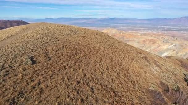 飞越山顶 揭示了位于犹他州Kennecott盐湖城谷地上方的宾汉姆铜矿 — 图库视频影像