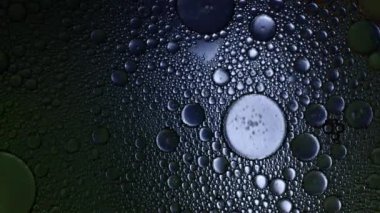 Renkleri değiştiren baloncukların makro görünümü, dokunaçları yakından görüntüler.