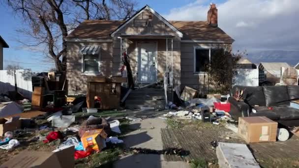 Marcher Jusqu Maison Avec Des Ordures Remplissant Cour Après Passerelle — Video