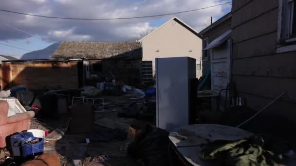 Clutter Ordures Entourant Maison Marchant Dans Cour Arrière — Video