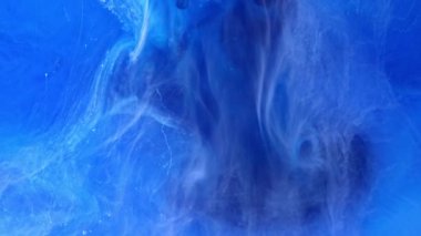 Sıvı mürekkep kıvrımlar halinde birbirine karışır..