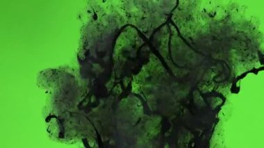 Yeşil ekran üzerine siyah boya püskürtülmüş. Suya karıştırılmış ve etrafta yüzüyor..