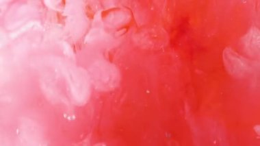 Bulutlar birbirine karışırken renkli mürekkepler suda karışıyor..