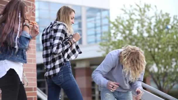 Έφηβοι Που Αράζουν Στα Σκαλιά Του Σχολείου Καθώς Κορίτσι Και — Αρχείο Βίντεο