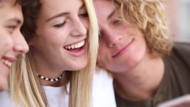 Grupo Adolescentes Posando Para Uma Foto Enquanto Riem Sobre Que — Vídeo de Stock