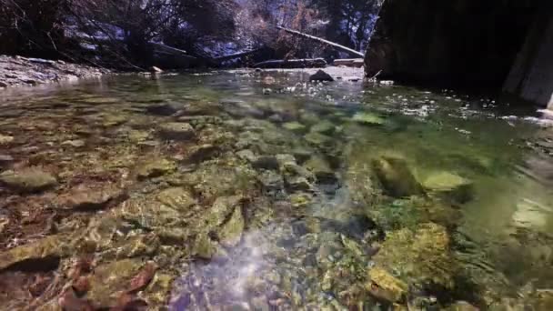 Rio Claro Que Flui Jusante Refletindo Sol Vendo Rochas Através — Vídeo de Stock