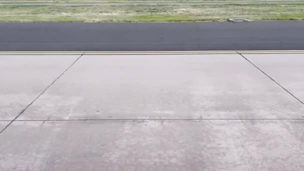 在机场的跑道上飞驰而过时 凝视着窗外的跑道 — 图库视频影像