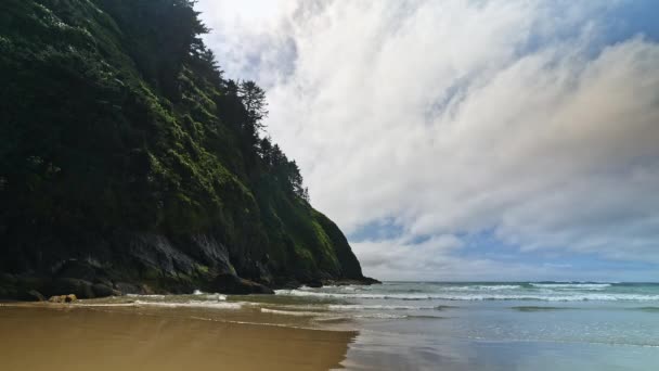 オレゴン海岸のリラックスした景色の中でホビットビーチに転がり波 — ストック動画