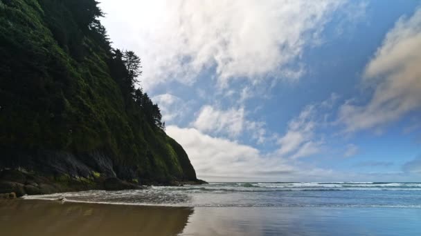 Oregon Daki Hobbit Sahili Nin Rahatlatıcı Sahil Manzarası Bulutlar Gökyüzünde — Stok video