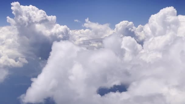 Vista Janela Avião Voando Através Das Nuvens Altas Céu — Vídeo de Stock