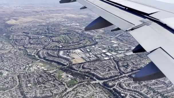 从飞机上眺望窗外 俯瞰圣迭戈上空的机翼 — 图库视频影像