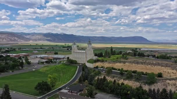 Sekitar Juli 2021 Manti Utah Terbang Menuju Kuil Manti Pada — Stok Video
