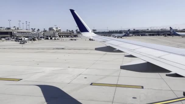 2021年6月24日 加利福尼亚州圣地亚哥 圣地亚哥机场跑道上的滑行 — 图库视频影像