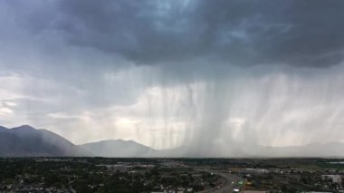 Utah Vadisi 'ndeki yaz fırtınasının havadan görünüşü.