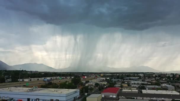 유타에서 폭우가 하늘을 — 비디오