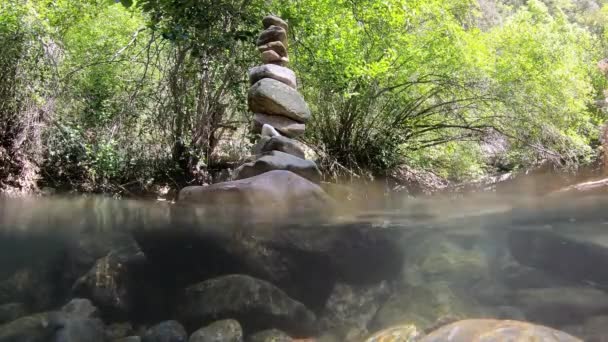 Sobre Vista Subaquática Pilha Cairn Rocha American Fork River Deserto — Vídeo de Stock