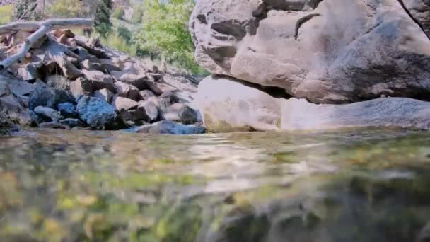 川の上と下の川で透き通った山の水を見る — ストック動画